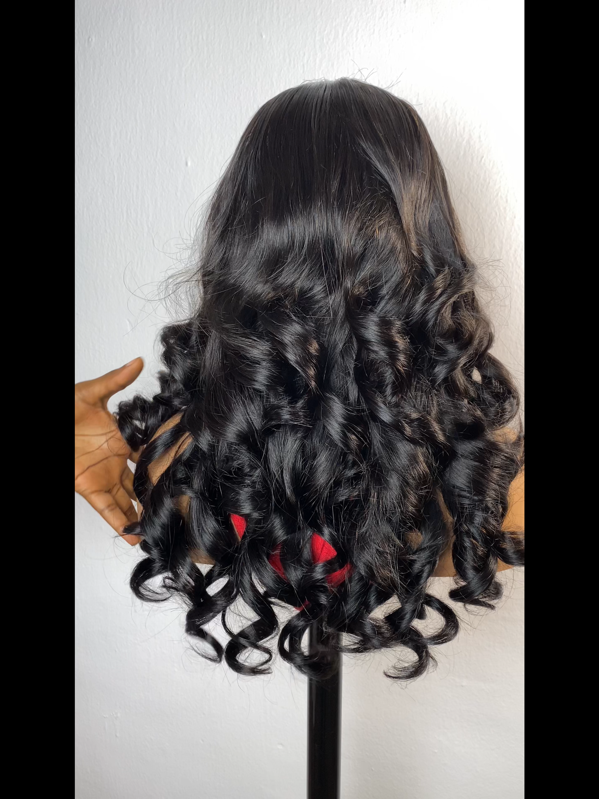 Sarai – Fringe Bounce Wig, 16"