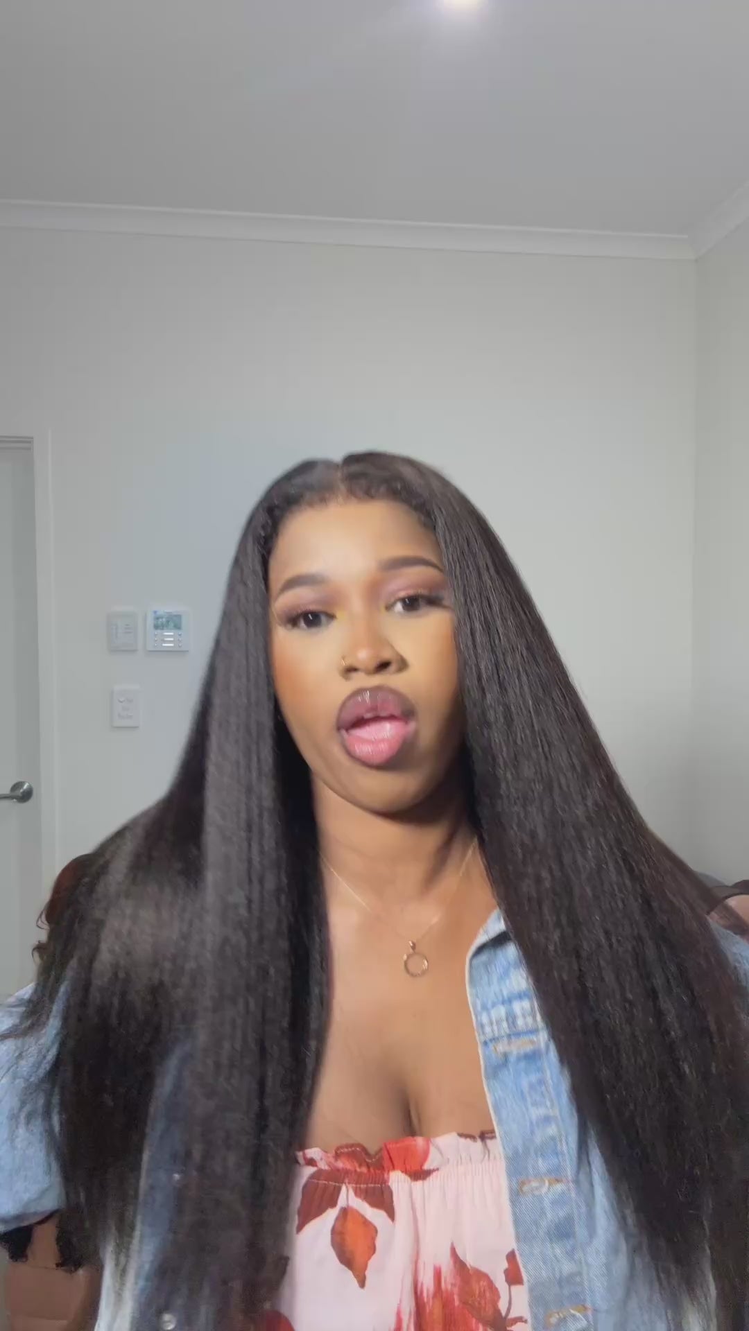 Raina – Kinky Wig, 20" Glueless